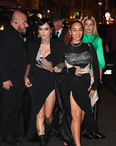 Schwan Hair worn by jorja smith for her vogue dinner party, walking with kehlani